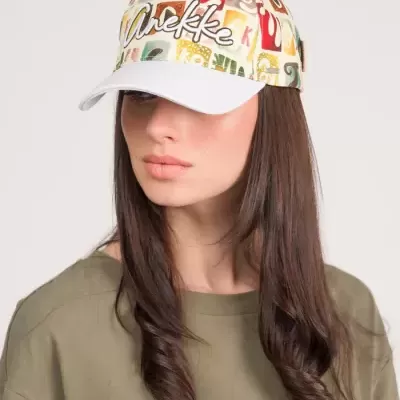 Boné colorido com padrão e logo Anekke, usado por mulher de cabelo castanho longo