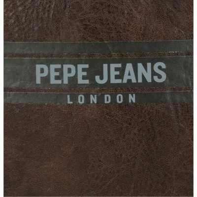 Superfície castanho escuro com texto branco PEPE JEANS LONDON e faixas horizontais escuras