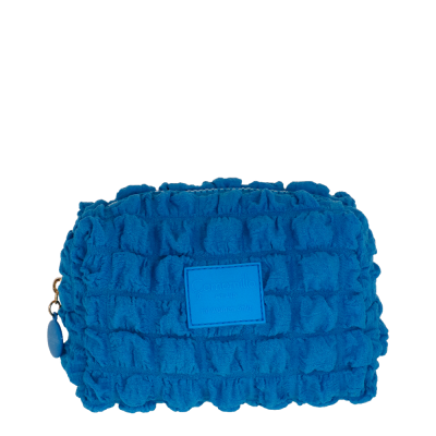 Mala azul texturada com etiqueta 'Coronillo Special Kit'