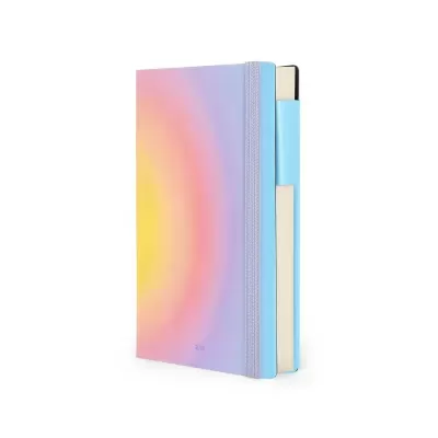 Caderno capa rígida com cores degradê rosa, amarelo e roxo, elástico lilás.