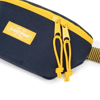 Pochete azul escuro com fecho amarelo e etiqueta EASTPAK amarela