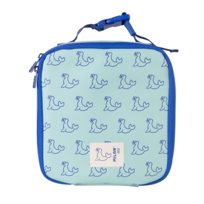 Bolsa quadrada azul com padrão de galinhas e etiqueta MILAN 460