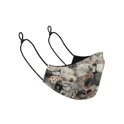 Máscara facial reutilizável com padrão abstrato em tons neutros e alças pretas