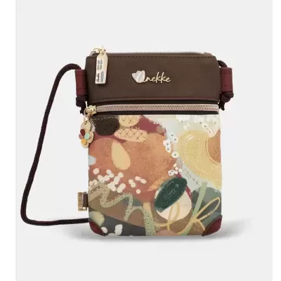 Bolsa pequena castanha e multicolorida com padrão abstrato e alça fina