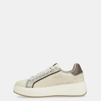 Tênis feminino bege com sola branca alta e detalhes prateados