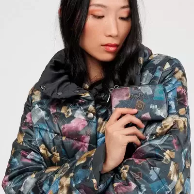 Casaco acolchoado com padrão colorido e bolsa pequena com texto Hello