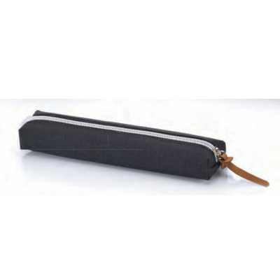 Estojo preto retangular com fecho prateado e puxador castanho