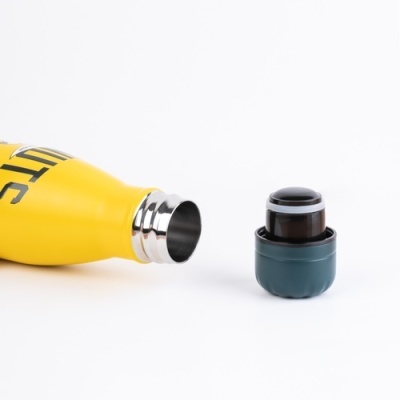 Garrafa térmica amarela com tampa azul destacada em fundo branco