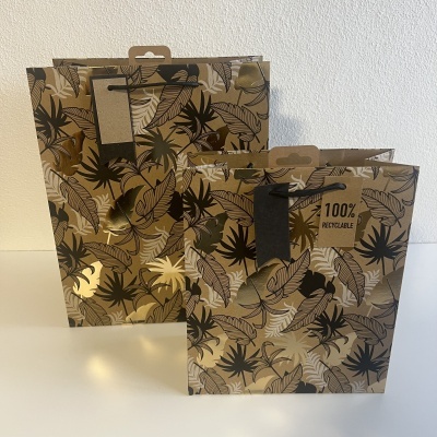 Duas caixas de papel reciclável com padrão de folhas coloridas e etiquetas penduradas.