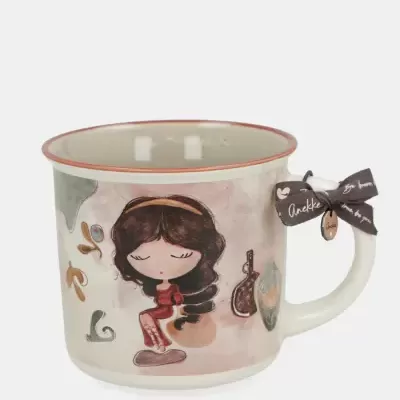 Caneca de cerâmica com ilustração de menina e laço castanho na pega