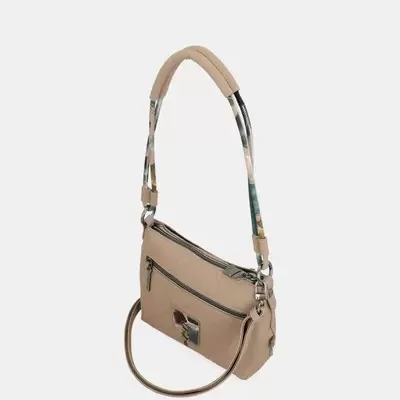 Mala de ombro bege com alças variadas sobre fundo branco