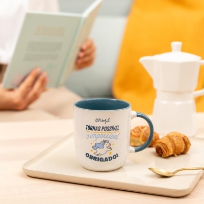 Caneca branca com texto e unicórnio azul e detalhes em azul