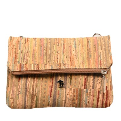 Mala de mão com padrão riscado em tons terra e cortiça
