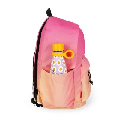 Mochila rosa com bolso frontal segurando garrafa metálica decorada com flores.