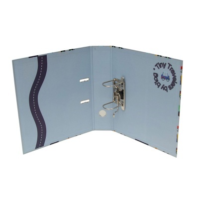 Pasta de argolas azul claro com estrada e texto Tiny Travelers