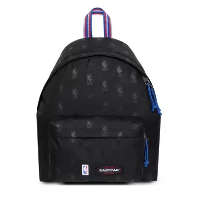 Mochila preta com padrão repetido do logo NBA e etiquetas Eastpak e NBA
