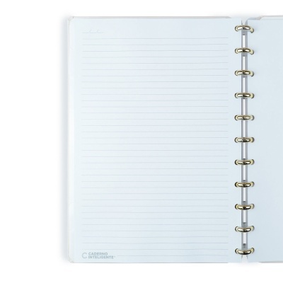 Caderno aberto com folhas pautadas, argolas metálicas douradas e texto 'CADERNO INTELIGENTE'.