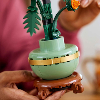 Miniatura de vaso verde com raminhos plásticos e base castanha