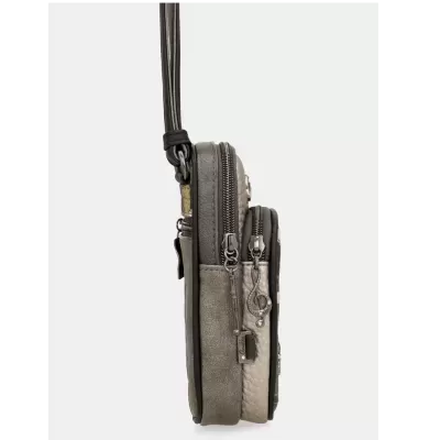 Bolsa pequena cinza com fechos de correr metálicos e chave pendente