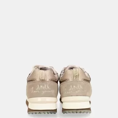 Ténis bege com texto Anekke e forever yourself no calcanhar