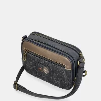 Mala tiracolo azul-escuro e castanha com padrão de letras e bolso frontal