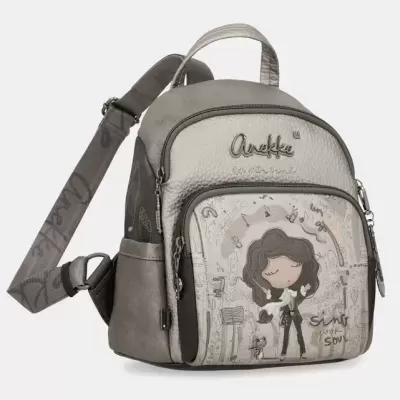 Mochila pequena cinza Anekke com ilustração de menina e gato, notas musicais e texto Sing your soul