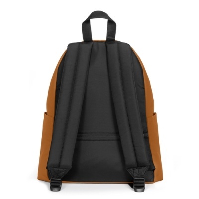 Mochila castanha com alças pretas acolchoadas