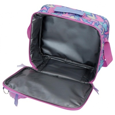 Bolsa térmica com padrão de corações em azul, rosa e lilás, aberta mostrando interior preto