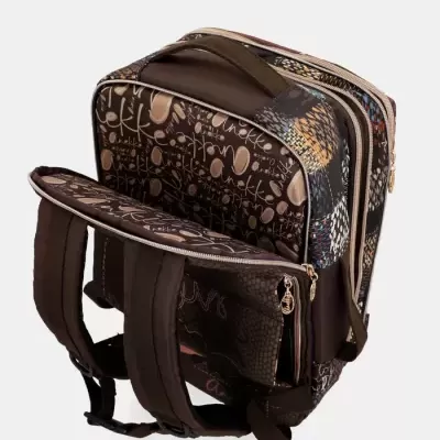 Mochila colorida com padrão e texto UneKke, vista traseira com alças acolchoadas e zíperes dourados