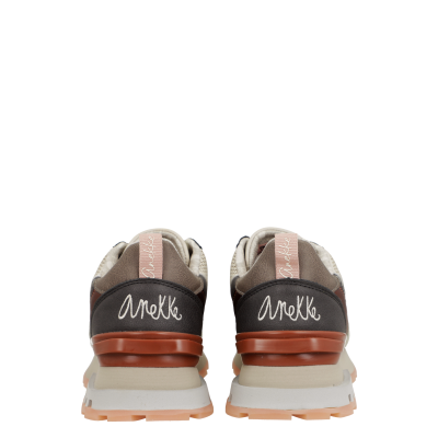 Ténis desportivos coloridos vistos de trás com marca Anekke