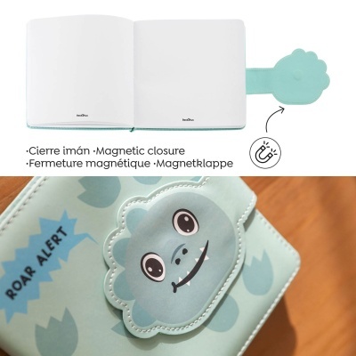 Caderno azul claro com fecho magnético em forma de mão e rosto de monstro.