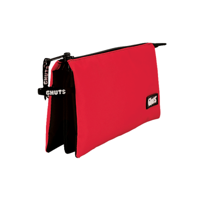 Bolsa estojo vermelha com fecho preto e etiquetas com o texto CHUMS