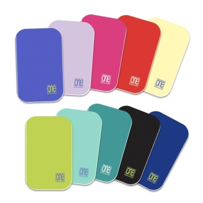 Dez tapetes coloridos com o logotipo 'one' no canto inferior direito