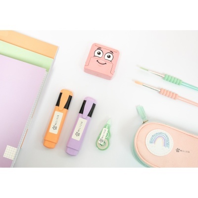 Material escolar colorido com marcadores, corretor, borracha, pincéis, estojo e folhas