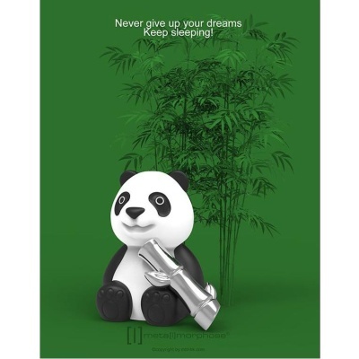 Figura decorativa de panda sentado segurando bambu metálico em fundo verde
