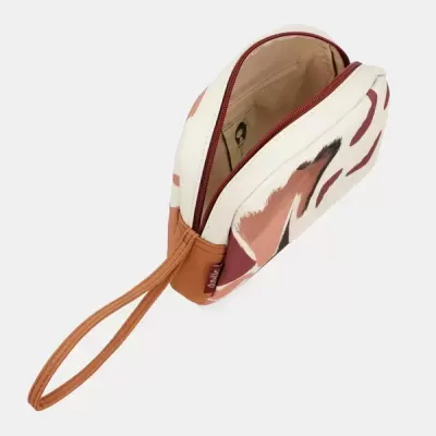 Bolsa pequena de mão com padrão abstrato em branco, rosa, castanho e bordô aberta mostrando o interior