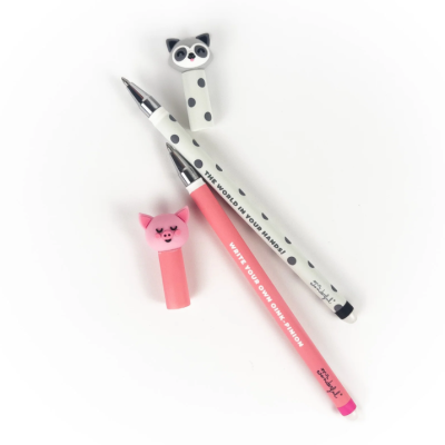 Duas canetas coloridas com tampas de silicone de animais, fundo branco