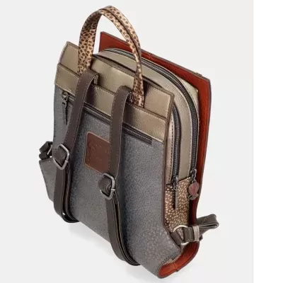 Mochila multifacetada com detalhes em padrão animal e fechos de correr