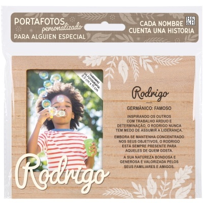 Porta-fotos personalizado em madeira com fotografia de criança e texto sobre o nome Rodrigo