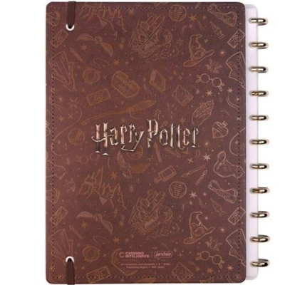 Capa castanha de caderno Harry Potter com texto e padrão gravado