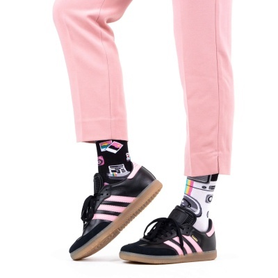 Sapatos Adidas Samba pretos com riscas rosa e meias coloridas com câmeras
