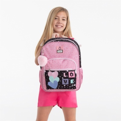 Mochila rosa com detalhes de corações e a palavra LOVE em bolso frontal preto