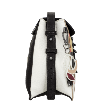 Mala de mão preta e branca com pendente colorido e detalhes metálicos