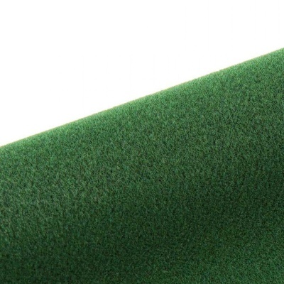 Rolo de carpete verde com textura de fibras curtas