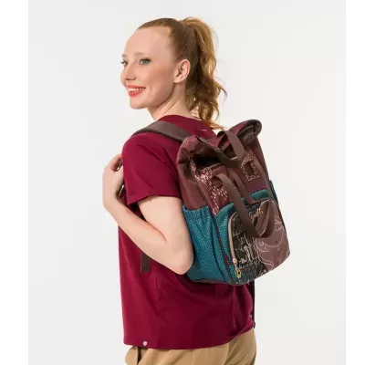 Mochila colorida usada por mulher com t-shirt bordeaux