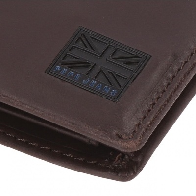 Carteira em pele castanha com logotipo preto e azul