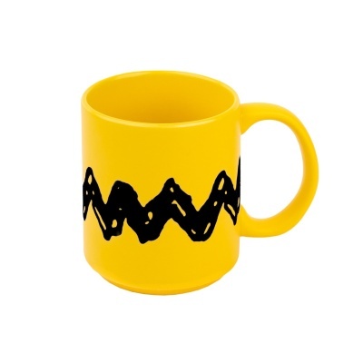 Caneca amarela com padrão preto em zig-zag