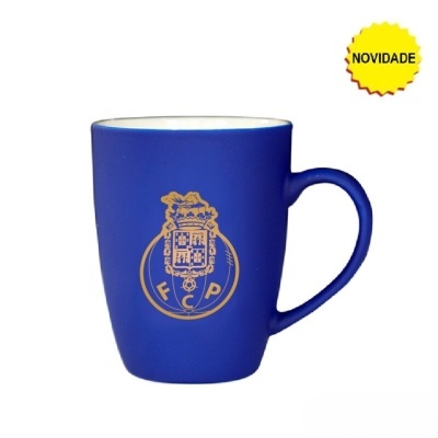 Caneca azul cerâmica com símbolo dourado FCP e selo amarelo NOVIDADE