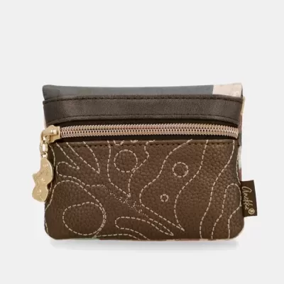 Bolsa pequena de pele castanha com padrão bordado e fecho dourado