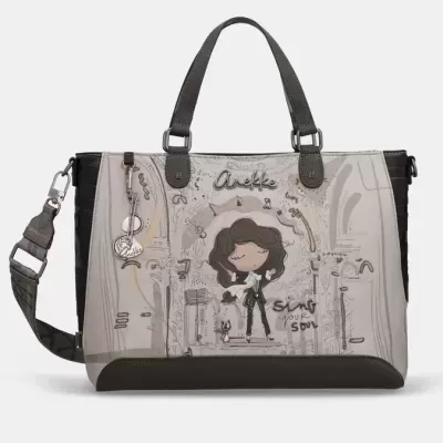 Mala cinza com desenho de personagem feminina e textos decorativos